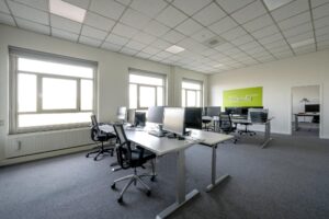 Modern kantoor met meerdere werkplekken, bureaustoelen en computers aan de Van der Madeweg.